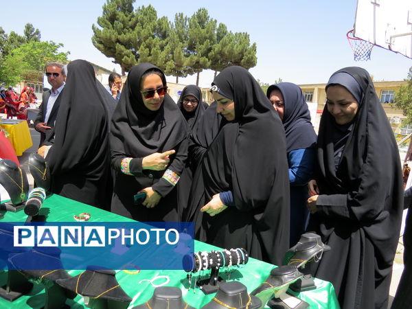 بازدید مشاور وزیر آموزش و پرورش در امور زنان از دست‌سازه‌های دانش‌آموزان دبیرستان 22 بجنورد