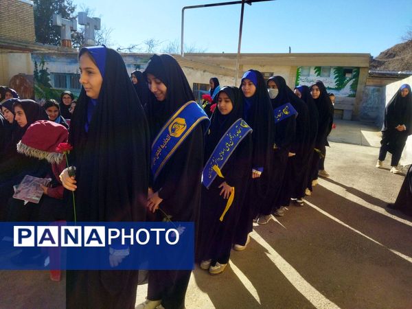 نواختن زنگ انقلاب به‌مناسبت دهه فجر در راز و جرگلان