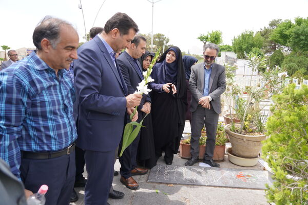 مراسم عطرافشانی قبور مطهر شهدا باحضور مدیرکل آموزش‌وپرورش استان اصفهان