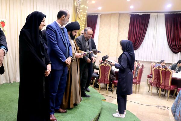 جشن فارغ‌التحصیلی دانش‌آموزان دختر بروجنی