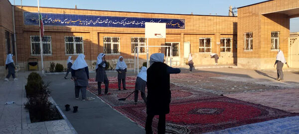 دورهمی دانش‌آموزان مدرسه حضرت رقیه(س) روستای صرم در ضیافت افطاری