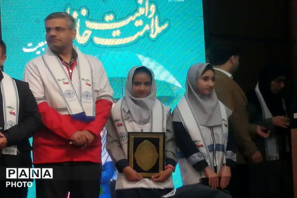 تقدیر از برگزیدگان پویش «سفیران سلامت» در آیینی نمادین با حضور مسئولان وزارتی