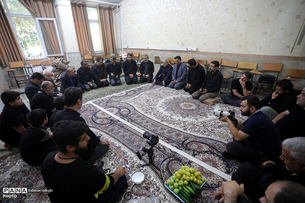 بازدید رئیس دانشگاه فرهنگیان از موکب‌های پذیرای زائرین مراسم امام شهید در این دانشگاه