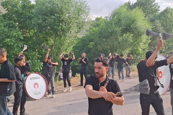 تاسوعایینان با نوای طبل و سینه‌زنی بر مزار شهدا حاضر شدند