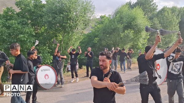 تاسوعایینان با نوای طبل و سینه‌زنی بر مزار شهدا حاضر شدند