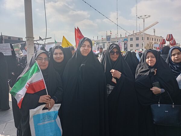حماسه دانش‌آموزان مشهدی در روز ۱۳ آبان