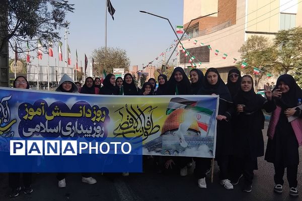 اجتماع عظیم دانش آموزان ناحیه دو شهرری به مناسبت یوم الله ۱۳ آبان در میدان نماز