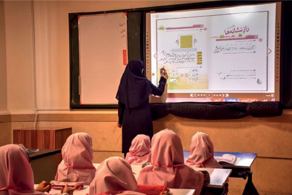 کلاس‌های هوشمند پل ارتباطی میان دانش‌آموزان و معلمان است