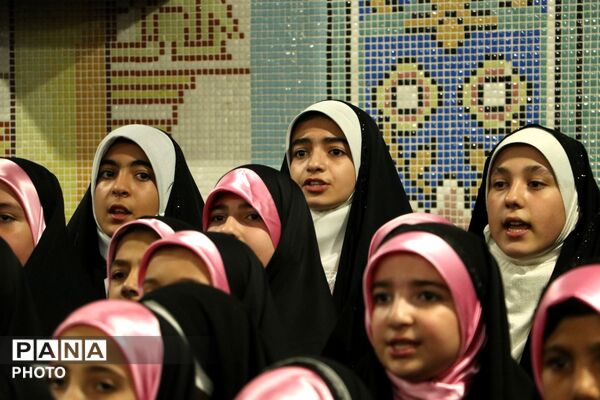 هم‌نوایی پیشتازان و خادمان رضوی در آیین پرچم‌گردانی میلاد امام رضا(ع) در ایلخچی