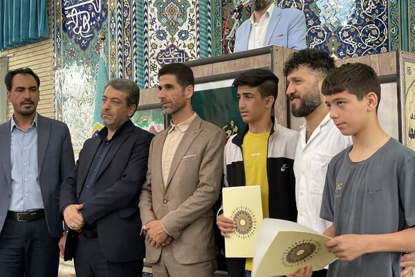 فرهنگیان شهرستان ملارد با حضور خود در نمازجمعه این هفته یاد شهید رجایی را گرامی داشتند 
