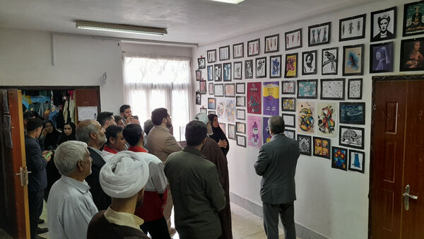بازدید مسئولان جعفرآباد قم از نمایشگاه تولیدات دانش‌آموزی در هنرستان حضرت زهرا(س)