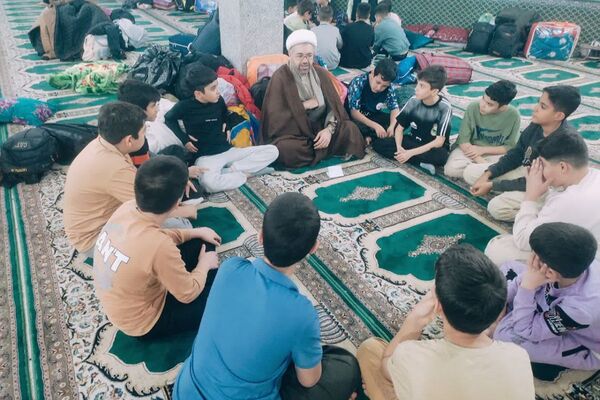 اعتکاف دانش آموزی در مسجد حضرت ابوالفضل قیامدشت