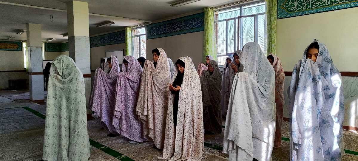 استقبال بی‌نظیر دانش‌آموزان از برگزاری نماز جماعت و زیارت عاشورا در مدرسه قاضی طباطبایی اسلامشهر