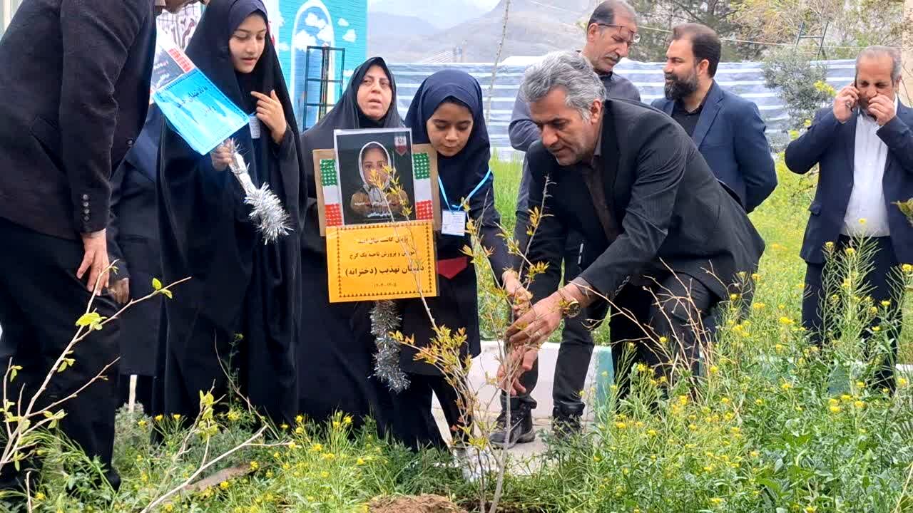 پویش کاشت نهال امید به یاد رهبر شهید و دانش‌آموزان میناب در دبستان دخترانه تهذیب ناحیه یک کرج