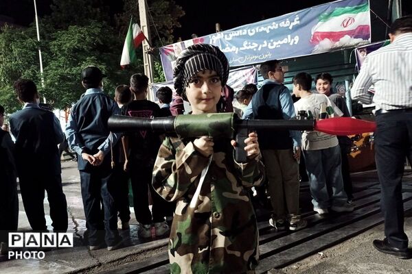 اجتماع پرشور دانش‌آموزان دبستان پسرانه توحید در غرفه شهدای دانش آموز ورامین 