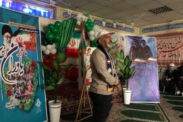 اجرای مانور یاوران انقلاب توسط دانش‌آموزان دبستان شاهد شهید قدوسی ناحیه 2 شهرری 
