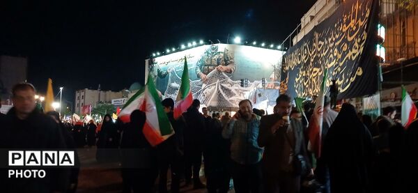 تجمع شهروندان در چهلم کودکان میناب کنار دیوارنگاره میدان انقلاب