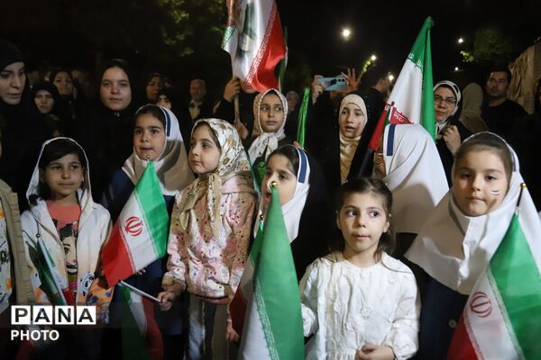 خروش شبانه «ناحیه ۵» در قلب غرفه؛ میعادگاهِ مقاومت و استکبارستیزی
