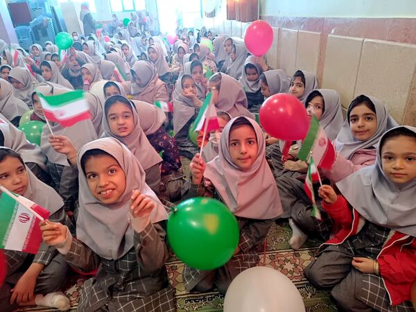 برنامه های فجر انقلاب در آموزشگاه بنیاد۱۵ خرداد ابرکوه