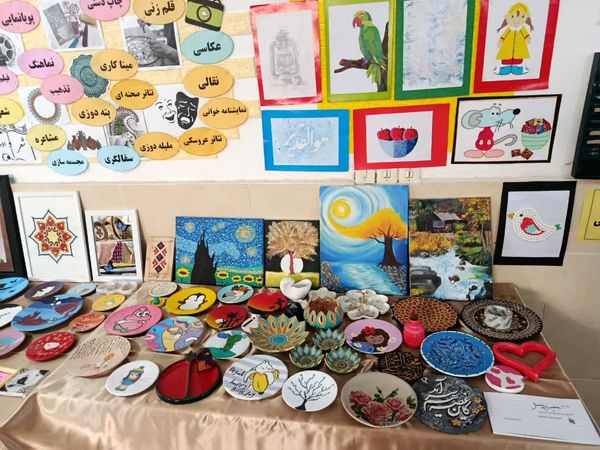 نمایشگاه ماها در دبیرستان فرزانگان