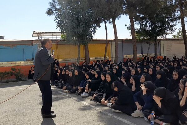 حضور کاروان دفاع مقدس در دبیرستان حکمت بهارستان‌2