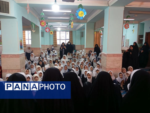 جلوه‌هایی از انس و ارادت دختران دانش‌آموز مدرسه انقلاب اسلامی۲ قم به شهیدان