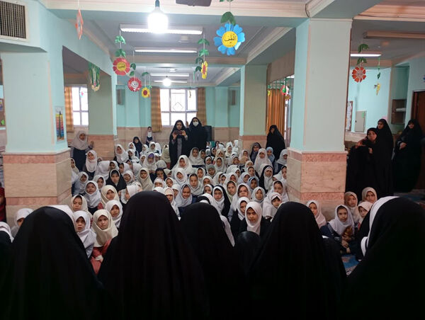 جلوه‌هایی از انس و ارادت دختران دانش‌آموز مدرسه انقلاب اسلامی۲ قم به شهیدان