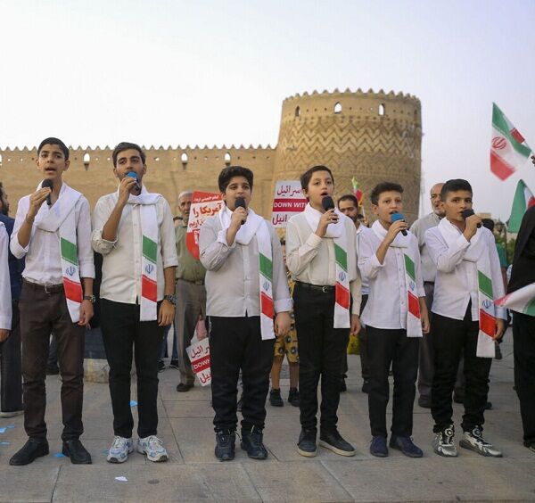 نوجوانان پرچمداران کوچک انقلاب هستند