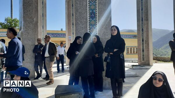 همایش پیاده‌روی فرهنگیان از امامزاده عبدالله تا تپه نورالشهدا یاسوج 