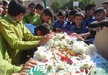 حضور سرزده شهید گمنام در دبیرستان شاهد حاج مصلحیان کازرون 