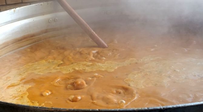 تهیه و توزیع نذری عدسی بین دانش آموزان دبستان فاطمه زهرا(س)