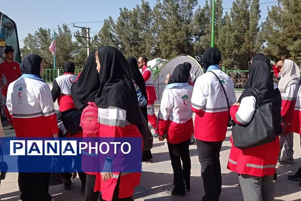 رژه اقتدار هلال‌احمری‌ها در شهرستان پیشوا به مناسبت هفته دفاع مقدس