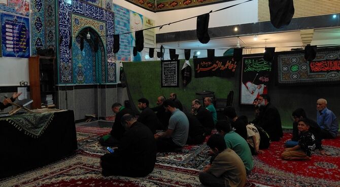 برپایی مراسم عزاداری و سفره نذری در مسجد قمر بنی‌هاشم شازند