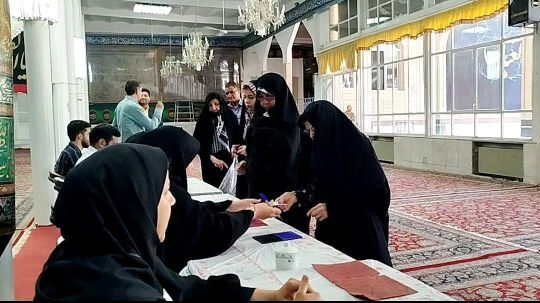 حضور پرشور مردم ولایت مدار کاشمر پای صندوق‌های رای