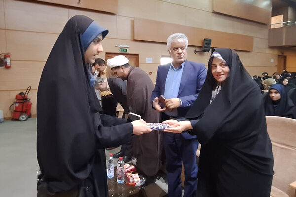 تقدیر از چهره های روشن در محفل ایمان 