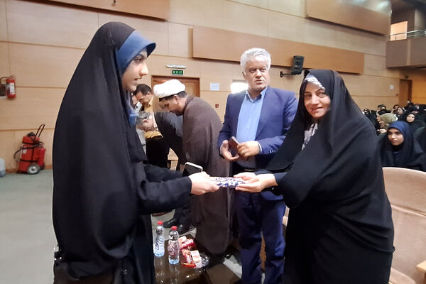 تقدیر از چهره های روشن در محفل ایمان 