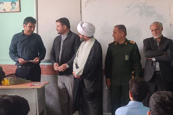 تجلیل از مدیر و کارکنان مدرسه نمونه رازی سعدآباد
