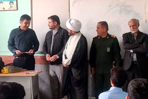 تجلیل از مدیر و کارکنان مدرسه نمونه رازی سعدآباد