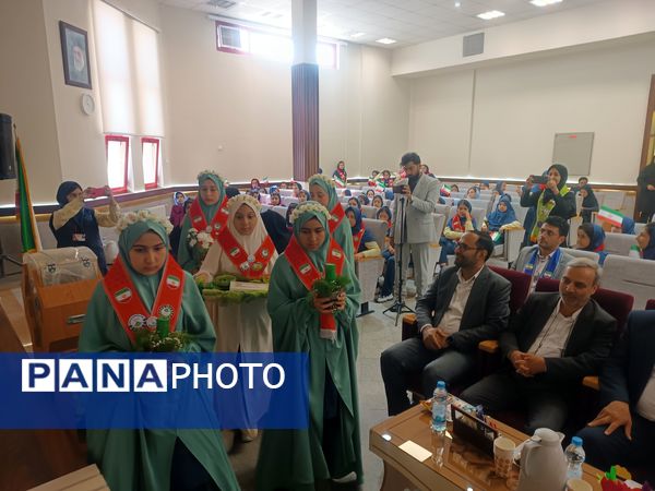 جشن عاطفه‌ها با تقسیم مهر و مهربانی در دبستان آرمینه مصلی نژاد 