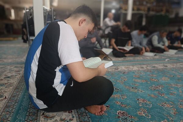 مراسم معنوی اعتکاف در مسجد اعظم حضرت ابوالفضل (ع) بهارستان دو