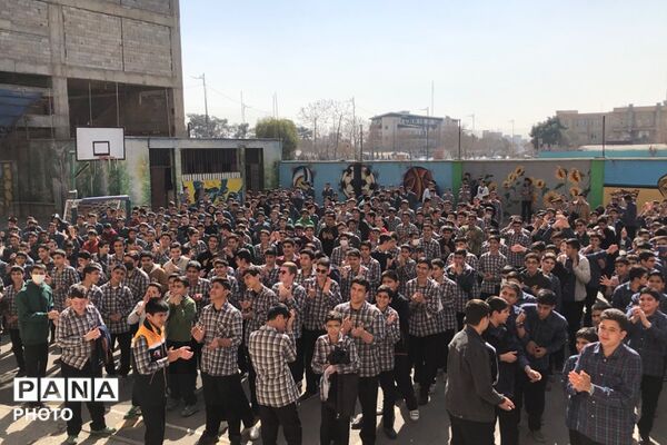 آیین سپاس مربی با حضور پیشتازان سازمان دانش آموزی در ناحیه دو شهرری 