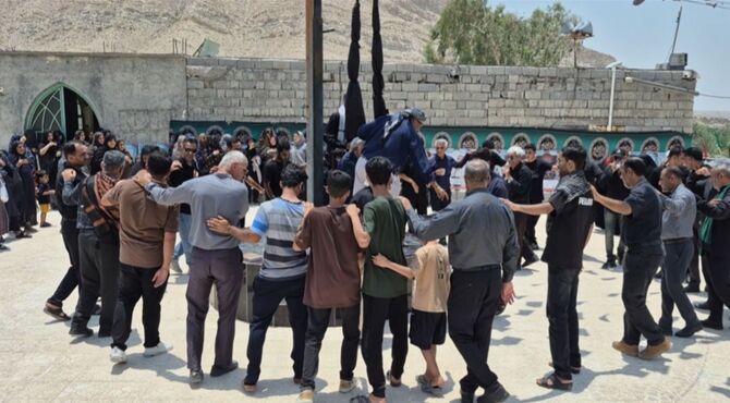 مراسم عزاداری ظهر عاشورا در حسینیه امام جعفر صادق(ع) روستای بناب بندرخمیر