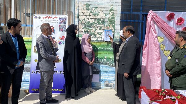 نواختن زنگ جشن نیکوکاری در دبستان زینب قهرمانی مه ولات