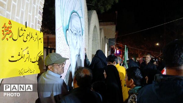 اثر انگشت هایی که قاب رهبر شهید را کامل کردند 