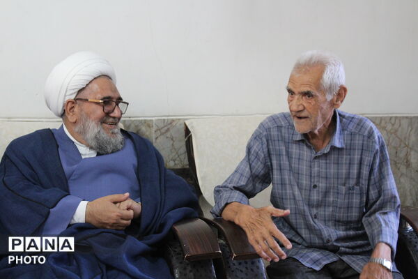 دیدار مسئولان سملقان با خانواده‌های شهیدان بهادری و جعفری