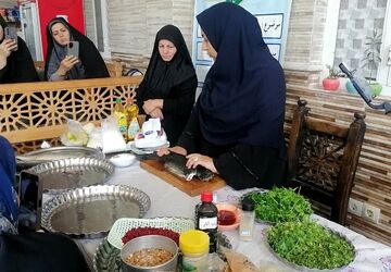 برگزاری کارگاه طبخ آبزیان با حضور صندوق‌های خرد زنان در شهر دیباج
