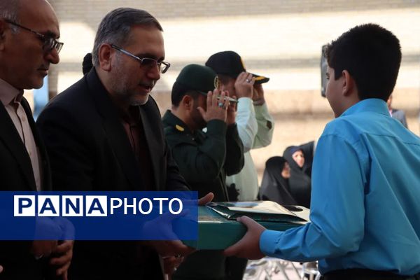 مراسم جشن ملی عاطفه‌ها در دبیرستان دخترانه شهید دکتر پاکنژاد یزد 