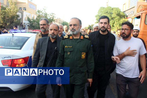 جلوه‌های حماسی از حضور نوجوانان قمی در مراسم تشییع شهدا 