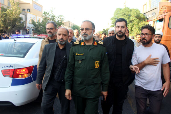 جلوه‌های حماسی از حضور نوجوانان قمی در مراسم تشییع شهدا 