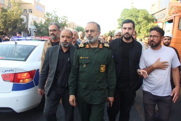 جلوه‌های حماسی از حضور نوجوانان قمی در مراسم تشییع شهدا 